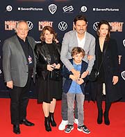 Michael Verhoeven mit Frau Senta Berger sowie Sohn Simon Verhoeven mit dessen Frau Nina und Sohn David (&copy;Fotoi: Martin Schmitz)